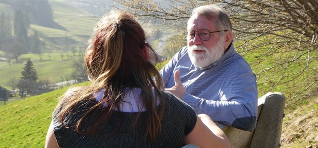 CURAVIVA_HERHEIMSPAZIERT_ReneBartl_Key_Visual_SqSpTeil11